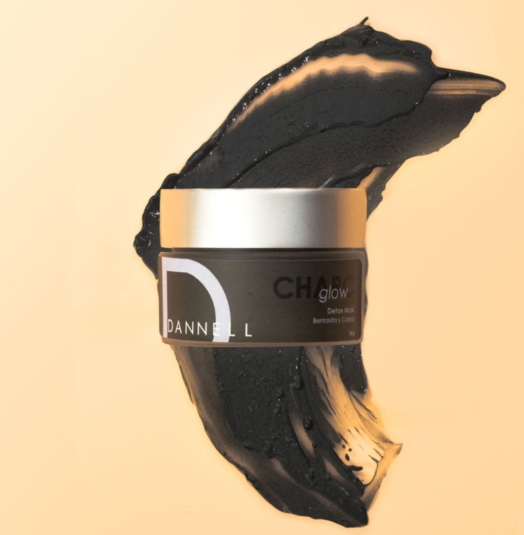 Nuestra Mascarilla de Carbón Activado desintoxica la piel, se adhiere a las impurezas y bacterias, las extrae de los poros y las lleva a la superficie de la piel para una limpieza profunda. Apta para piel mixta, grasa o con tendencia a acné.