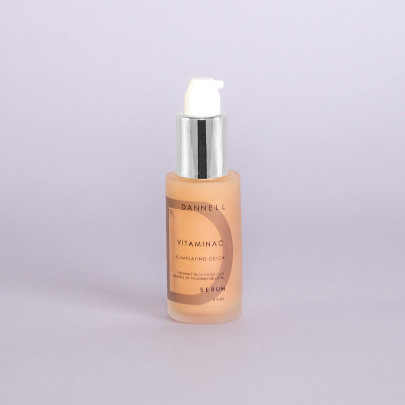 ILUMINATING DETOX ☀ / ☾ El Serum de Vitamina C ayuda a eliminar las toxinas y radicales libres en la piel para evitar envejecimiento prematuro. Además, la Vitamina C actúa de aclarante en la piel, ayudando a lucir una piel más luminosa. Nuestra Vitamina C es encapsulada, evitando la oxidación y permitiendo su uso diurno. La Vitamina C es conocida por su efecto anti-edad.