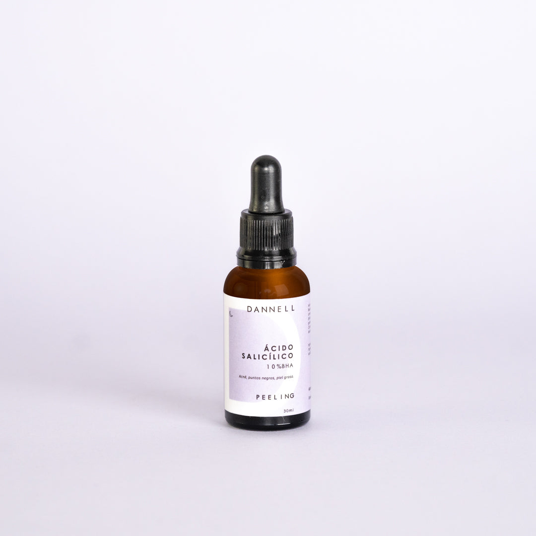 El Ácido Salicílico es un BHA (Betahidroxiácido). Los BHA son solubles en aceite, lo que significa que podrán penetrar la piel grasa. Su principal función es eliminar la capa superficial de la epidermis. Además tiene propiedades antisépticas y antimicrobianas que ayudan a limpiar los poros en profundidad y eliminar la bacteria y obstrucciones que causan el acné y puntos negros. Es recomendado especialmente para personas de piel grasa, propensa a acné y puntos negros.
