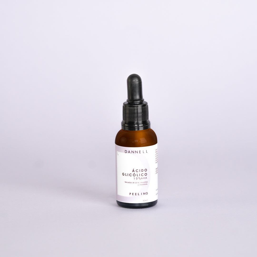 El Peeling de Ácido Glicólico es un exfoliante (AHA) progresivo, ayuda a remover la capa externa de la piel para mejorar la apariencia de manchas, cicatrices, y otras imperfecciones.
