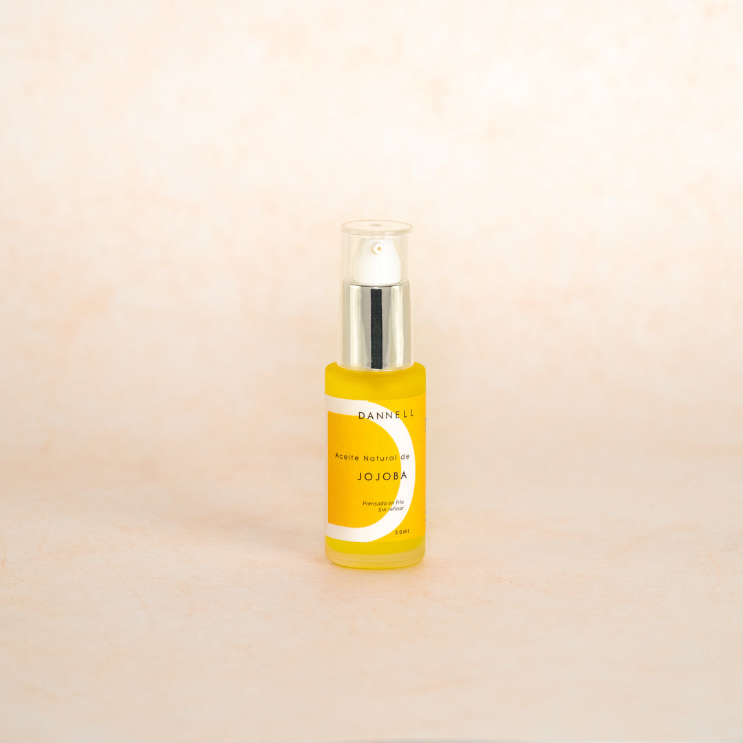 El Aceite de Jojoba es alto en ácido oleico, lo cual lo hace un súper hidratante, ideal para una piel mucho más reseca. Este aceite penetra la capa externa de piel, hidratando piel agrietada, como es la de las manos y pies. Protege la piel sensible de factores externos que le pueden causar irritación o resequedad.