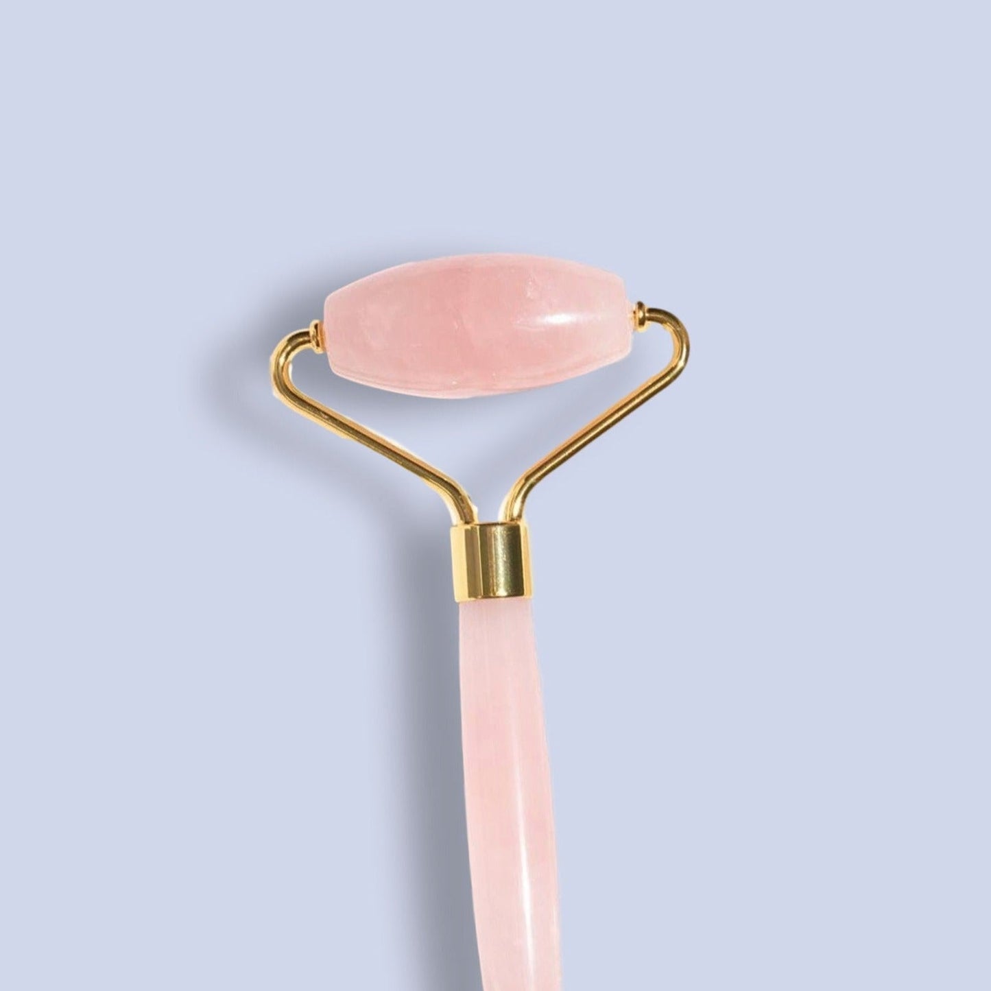 Los rodillos faciales son un must have o un básico en nuestras rutinas de cuidado de piel. Los podemos usar para aplicar sueros y aceites o simplemente darnos un masaje con el rodillo frío para cerrar los poros! Los masajes faciales son importantes para mejorar la circulación, oxigenar y relajar los músculos faciales (donde más músculos tenemos y los que más usamos) Ayudan a tonificar y aliviar tensión en el rostro. Cuarzo Rosado: Amor y empatía.